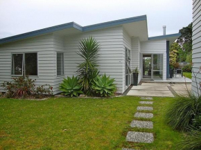 Relax at Cooks - Cooks Beach Holiday Home, Cooks Beach